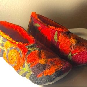 The BagLady OfSequimWa Women’s Red Grey Wool Slippers Shoes Size 9-10
